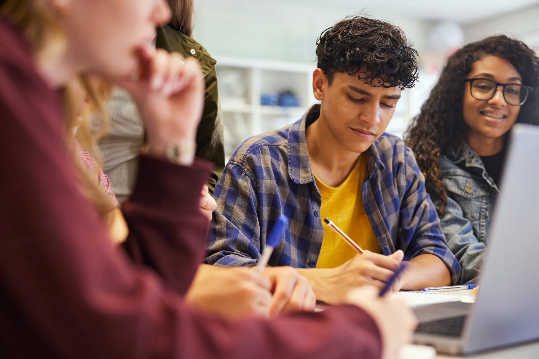 Étudiants travaillant ensemble pendant une formation numérique