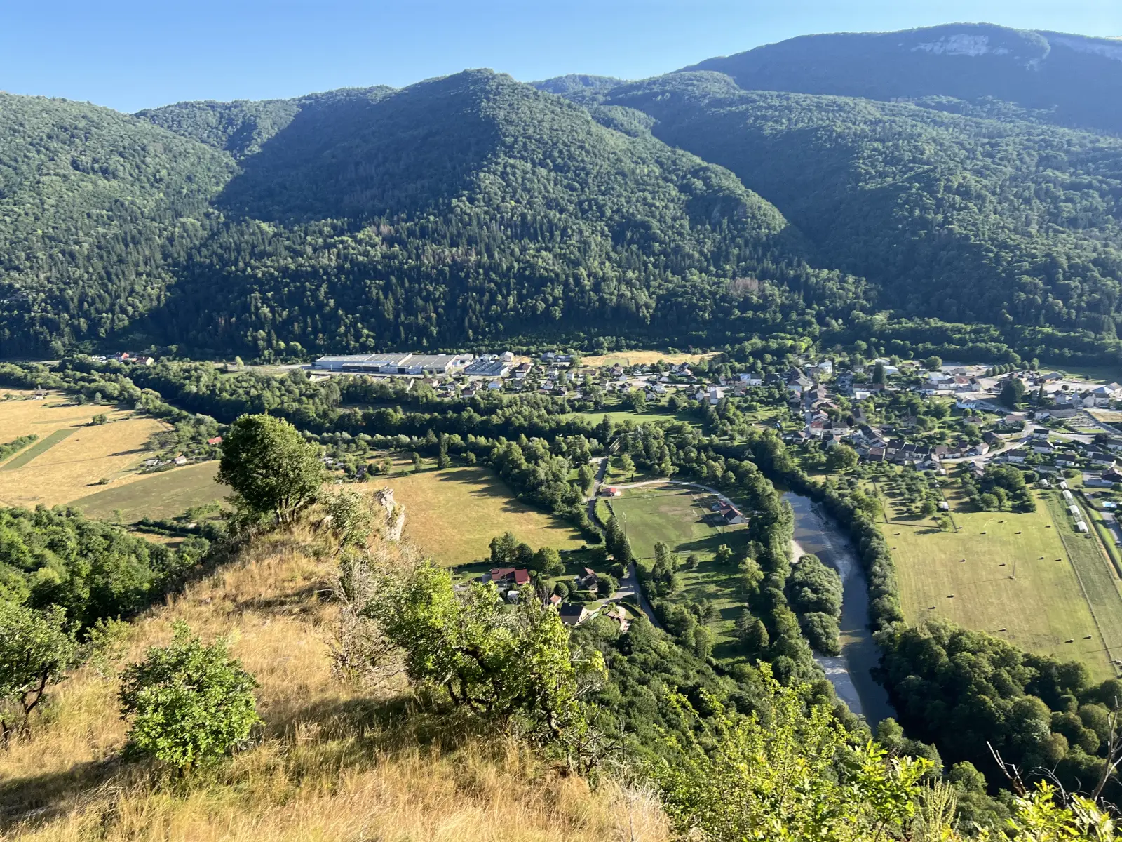 Village et reliefs du Haut-Jura, territoire de l’agence web Blue Strat