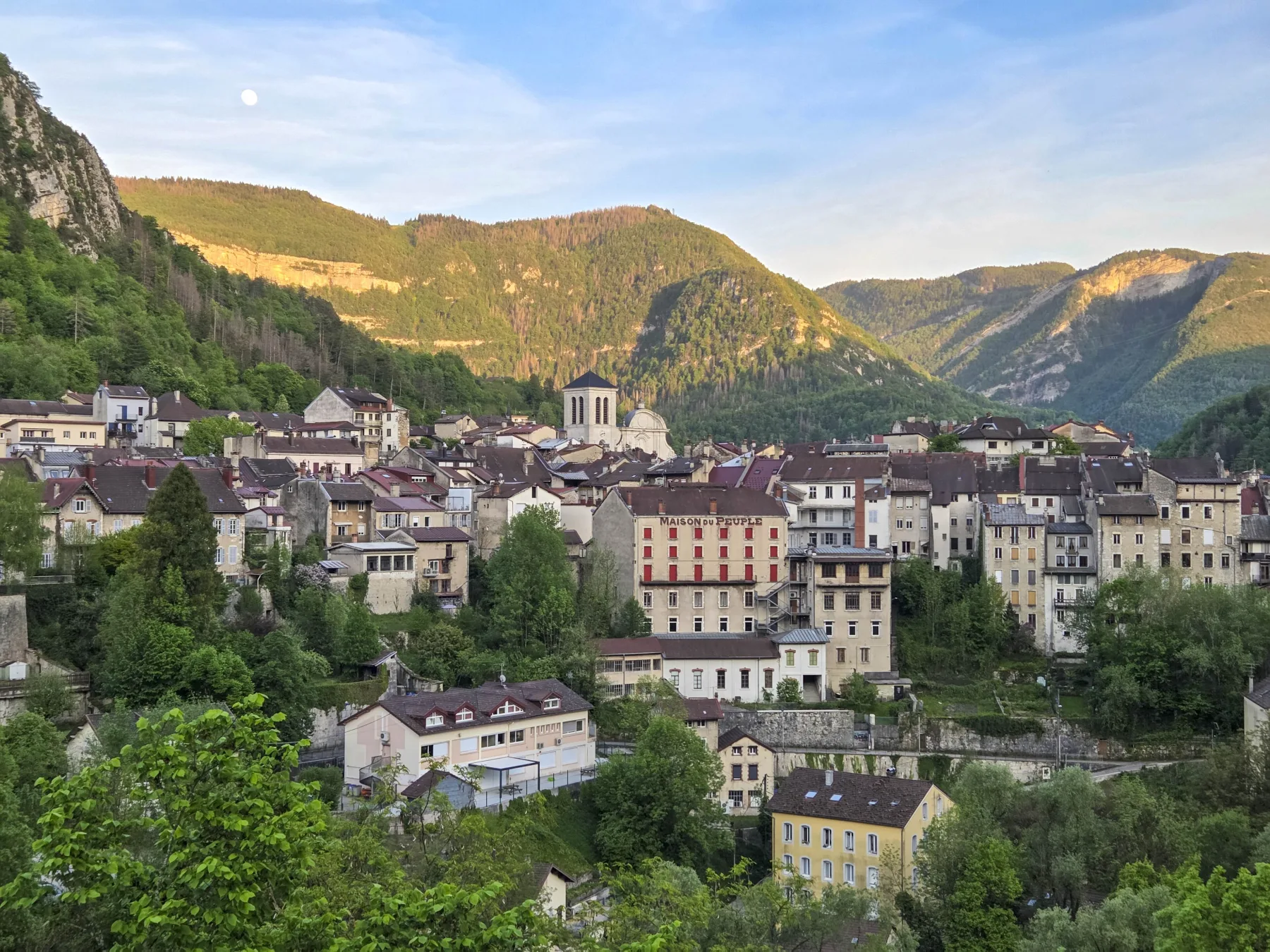 Vue de Saint-Claude et de son centre-ville dans le Jura
