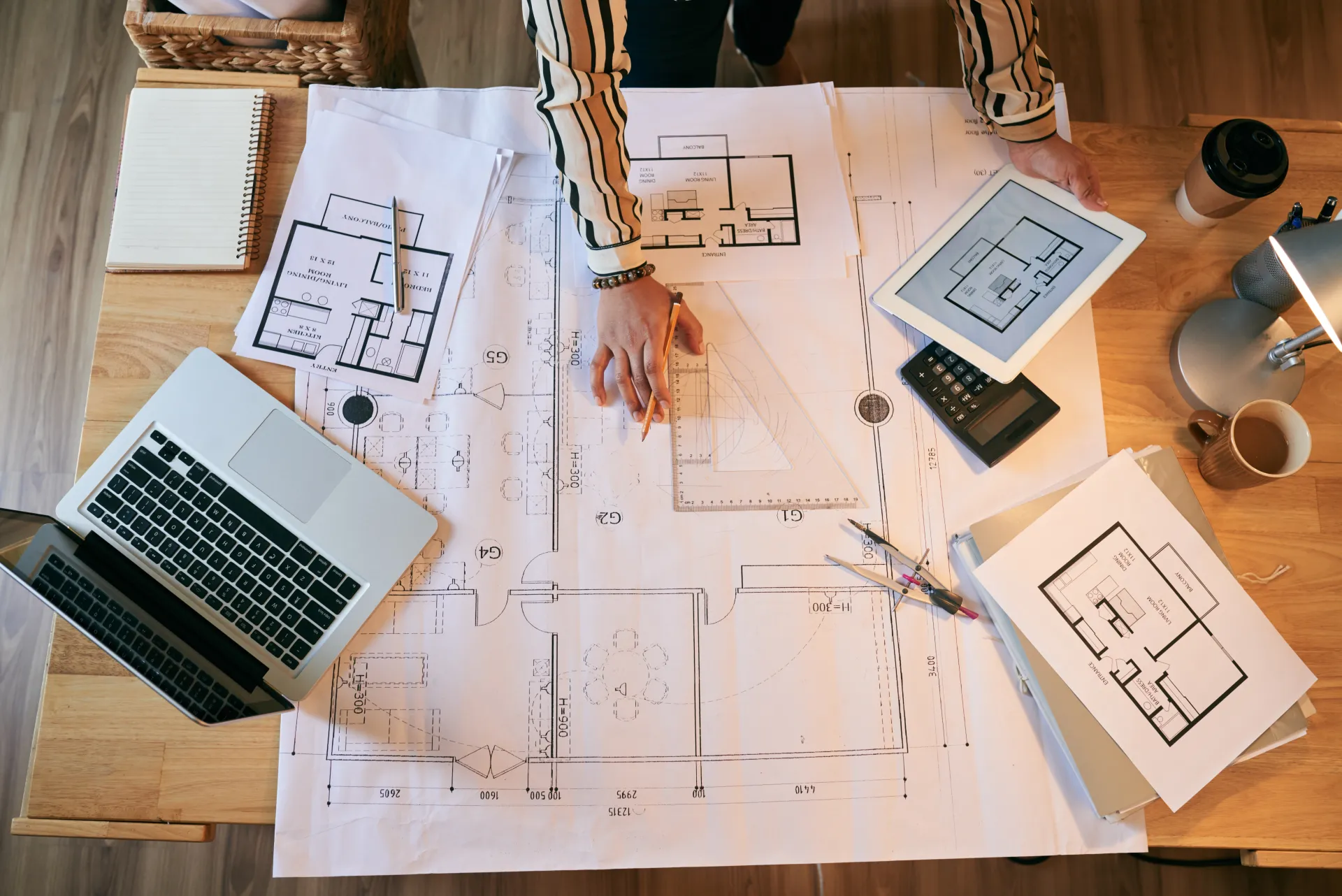 Architecte travaillant sur les plans d’un projet