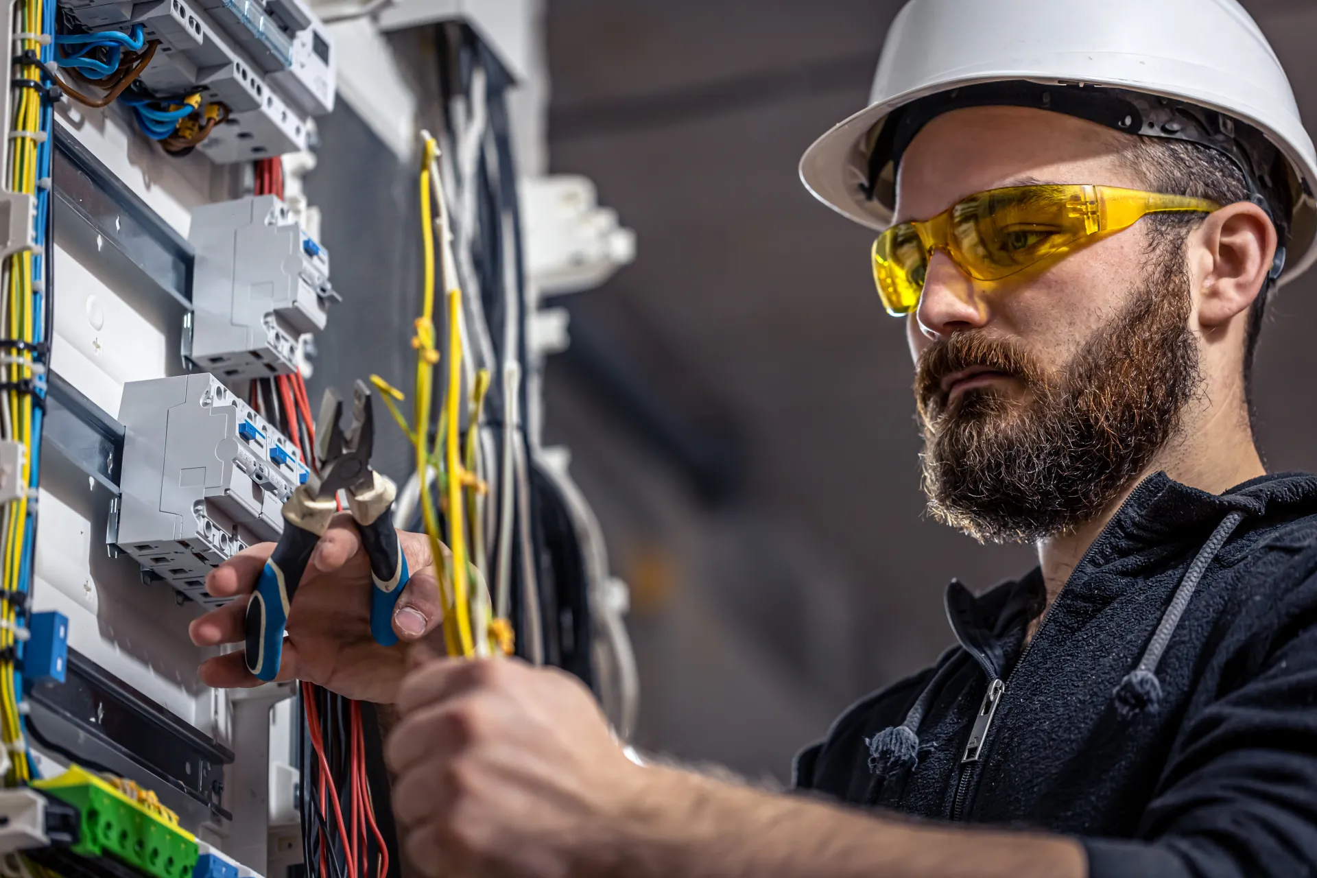 Électricien intervenant sur un tableau électrique