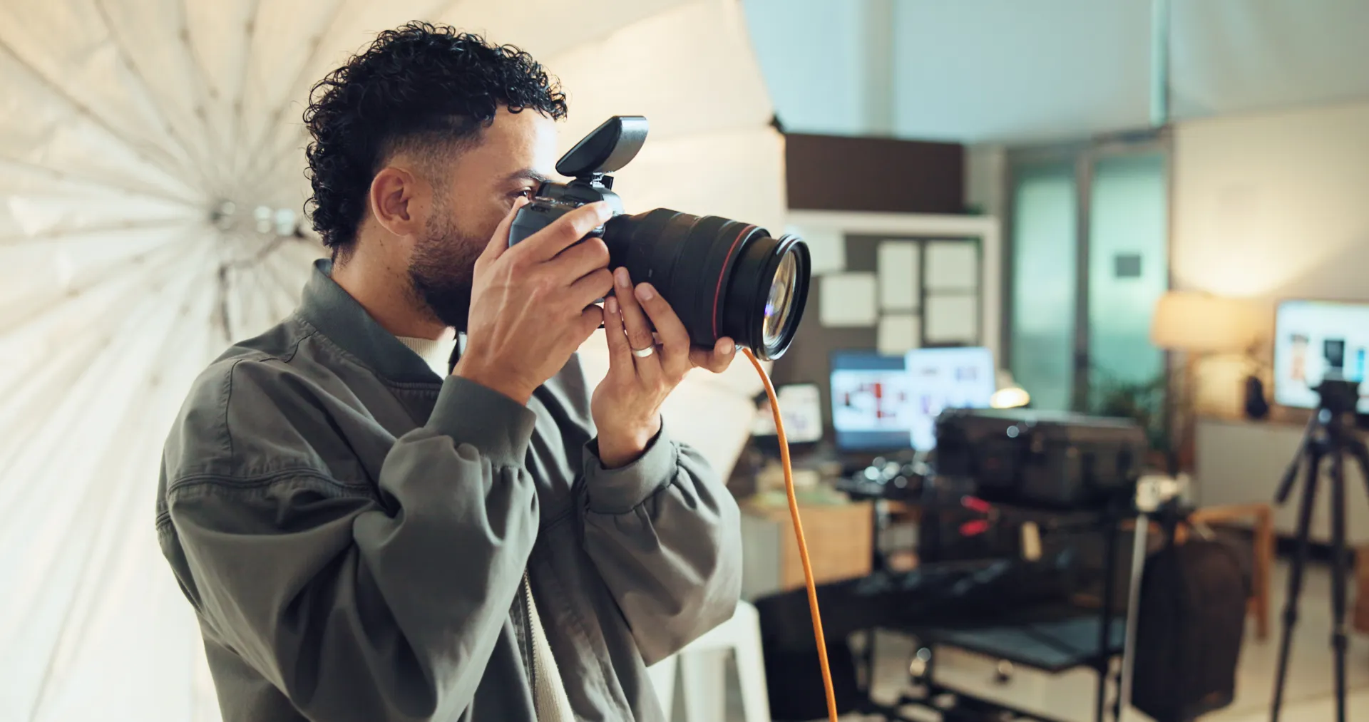 Photographe travaillant avec son appareil dans un studio