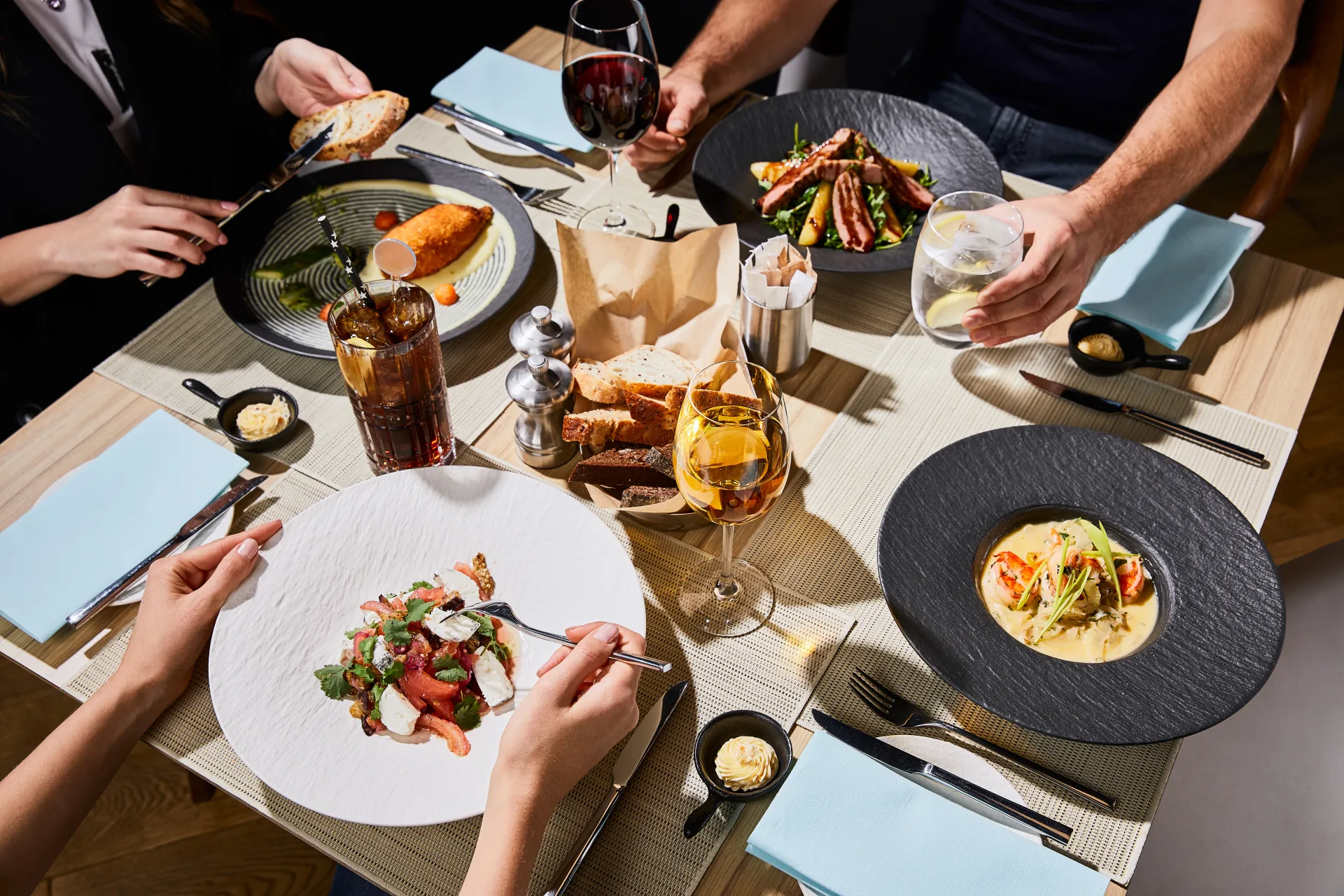 Clients partageant un repas dans un restaurant