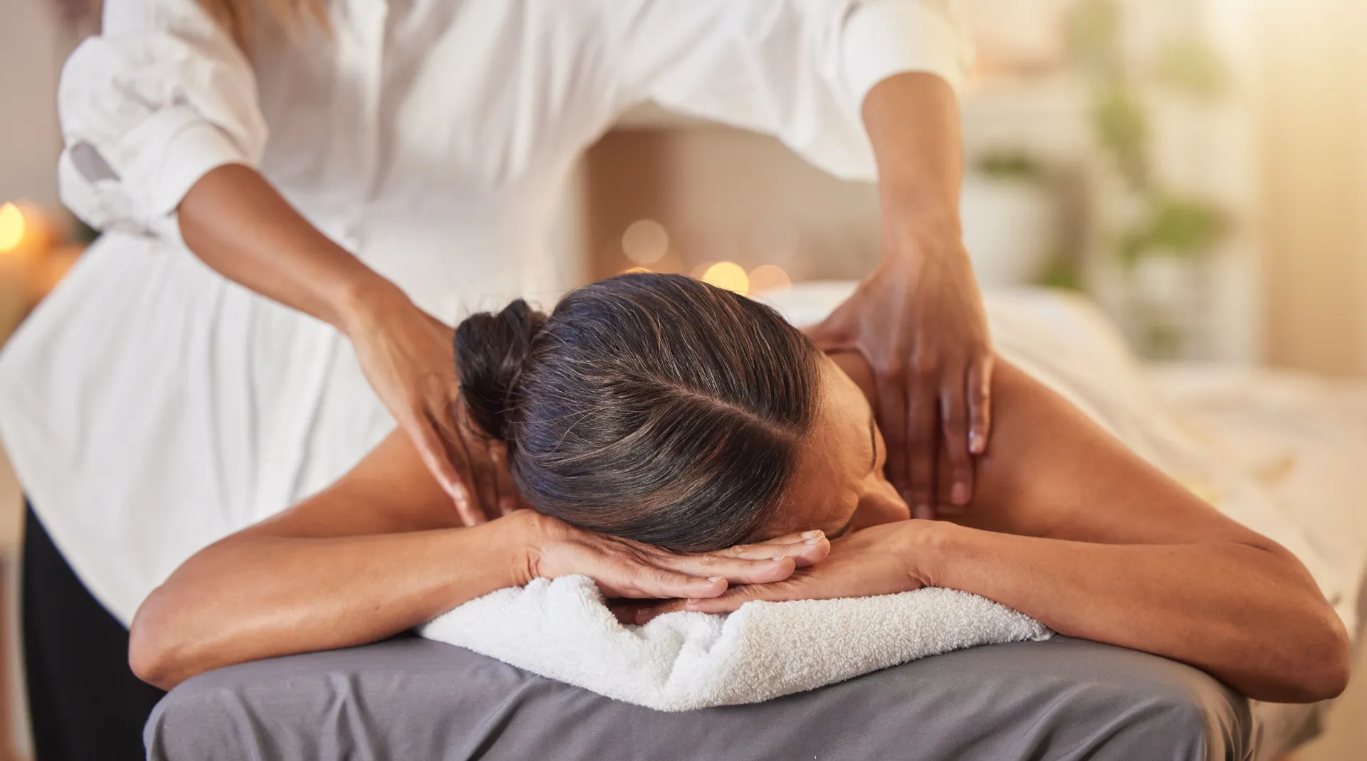 Soin de massage réalisé dans un spa
