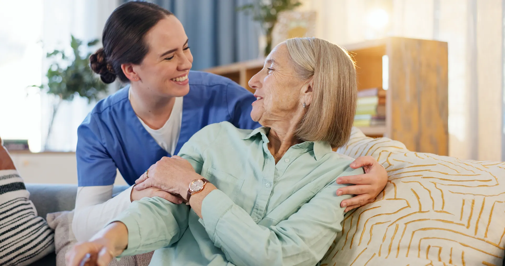 Aide à domicile échangeant avec une personne âgée