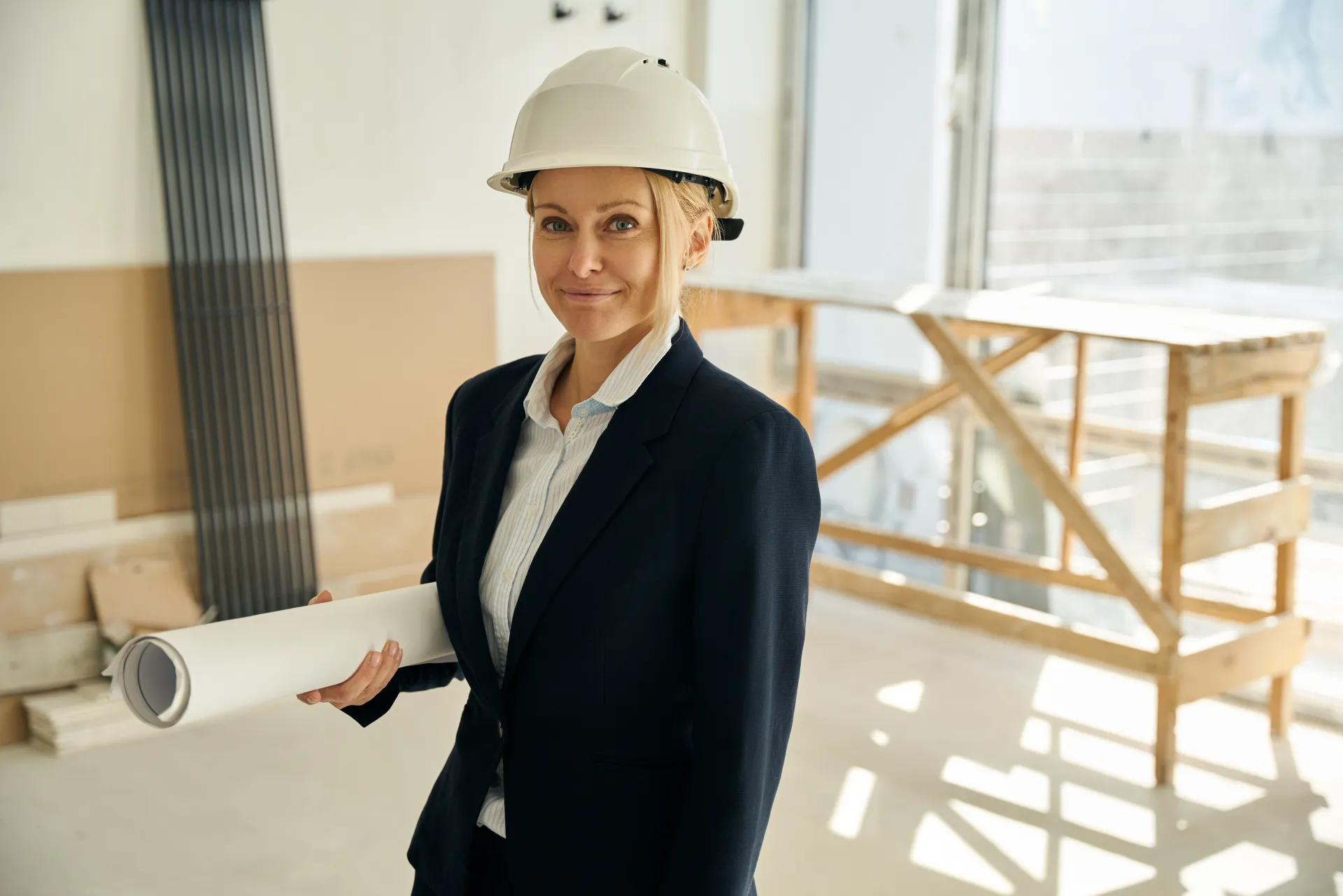 Architecte présente sur un chantier avec ses plans