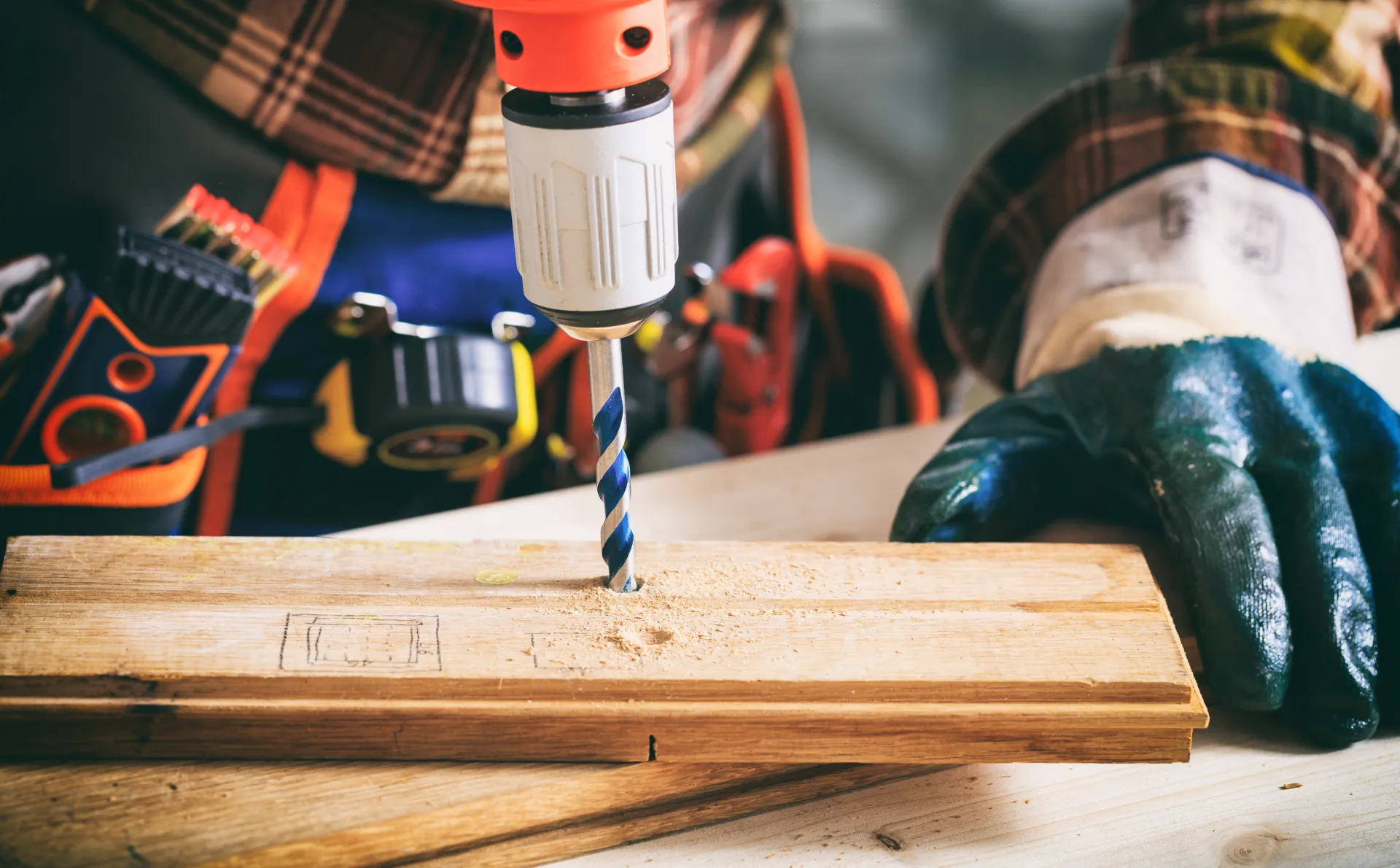 Artisan travaillant une pièce de bois dans son atelier
