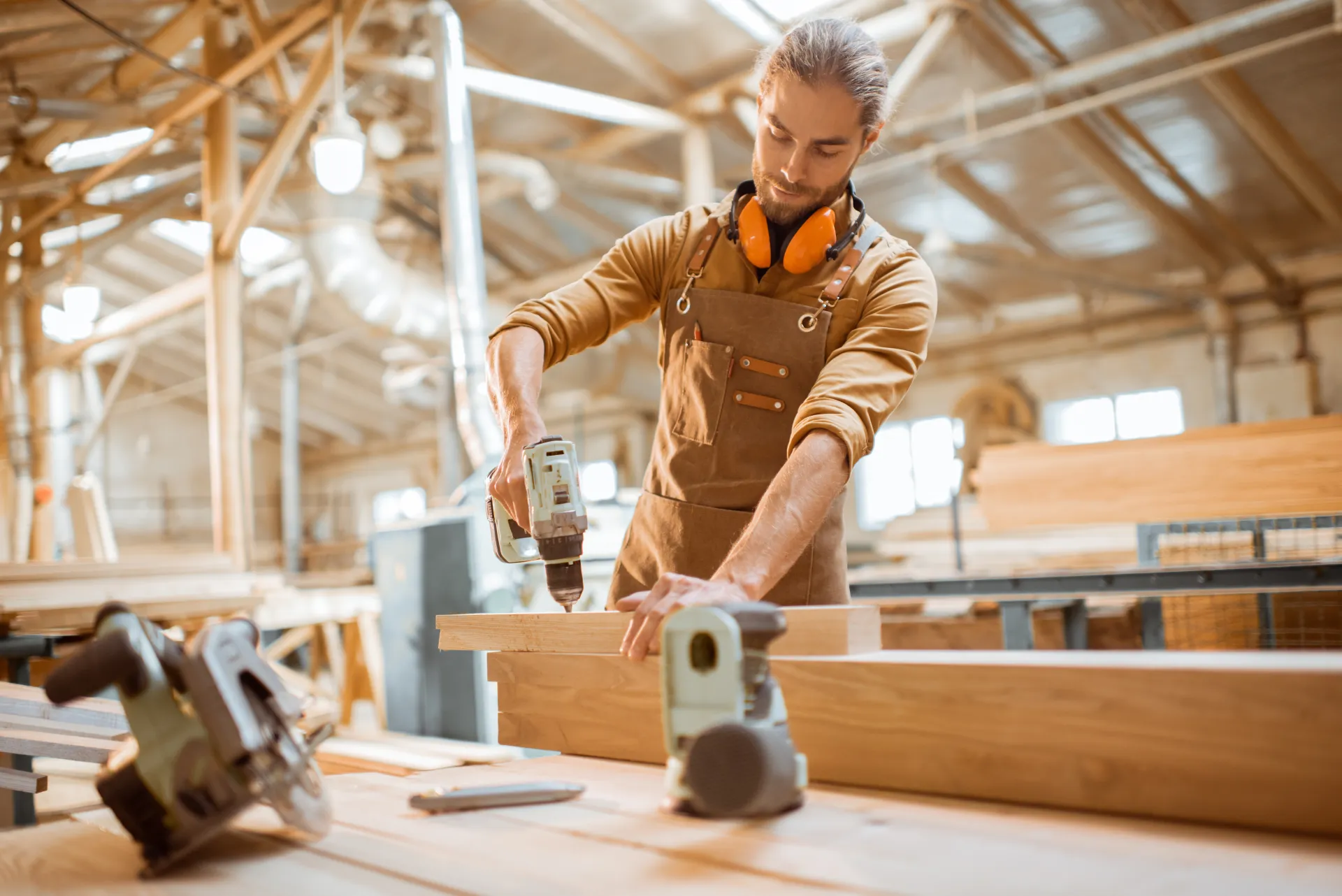 Artisan dans son atelier pour illustrer un site internet métier