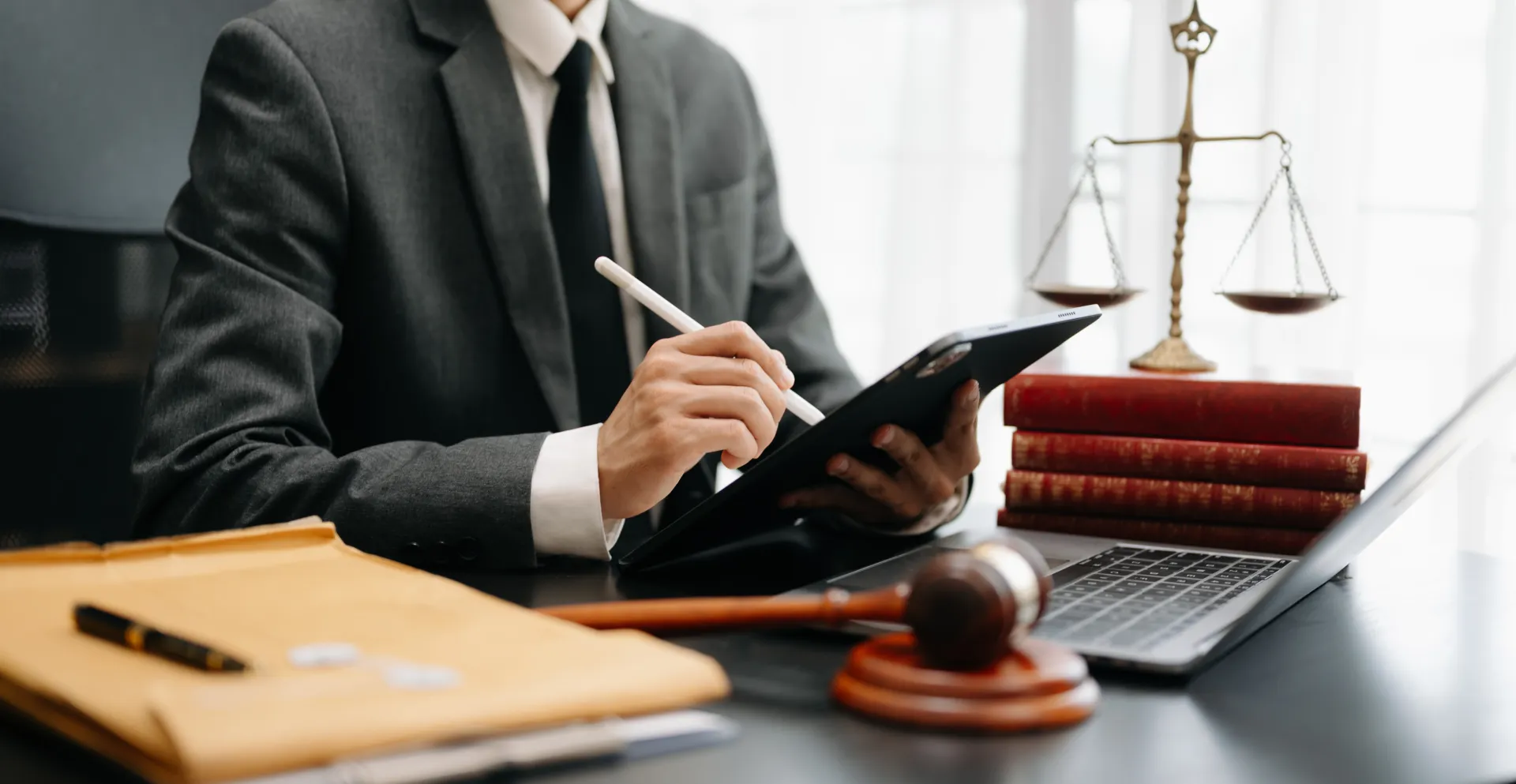 Professionnel du droit travaillant dans un cabinet