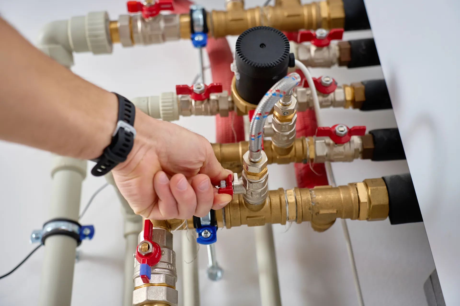 Technicien réglant une installation de pompe à chaleur