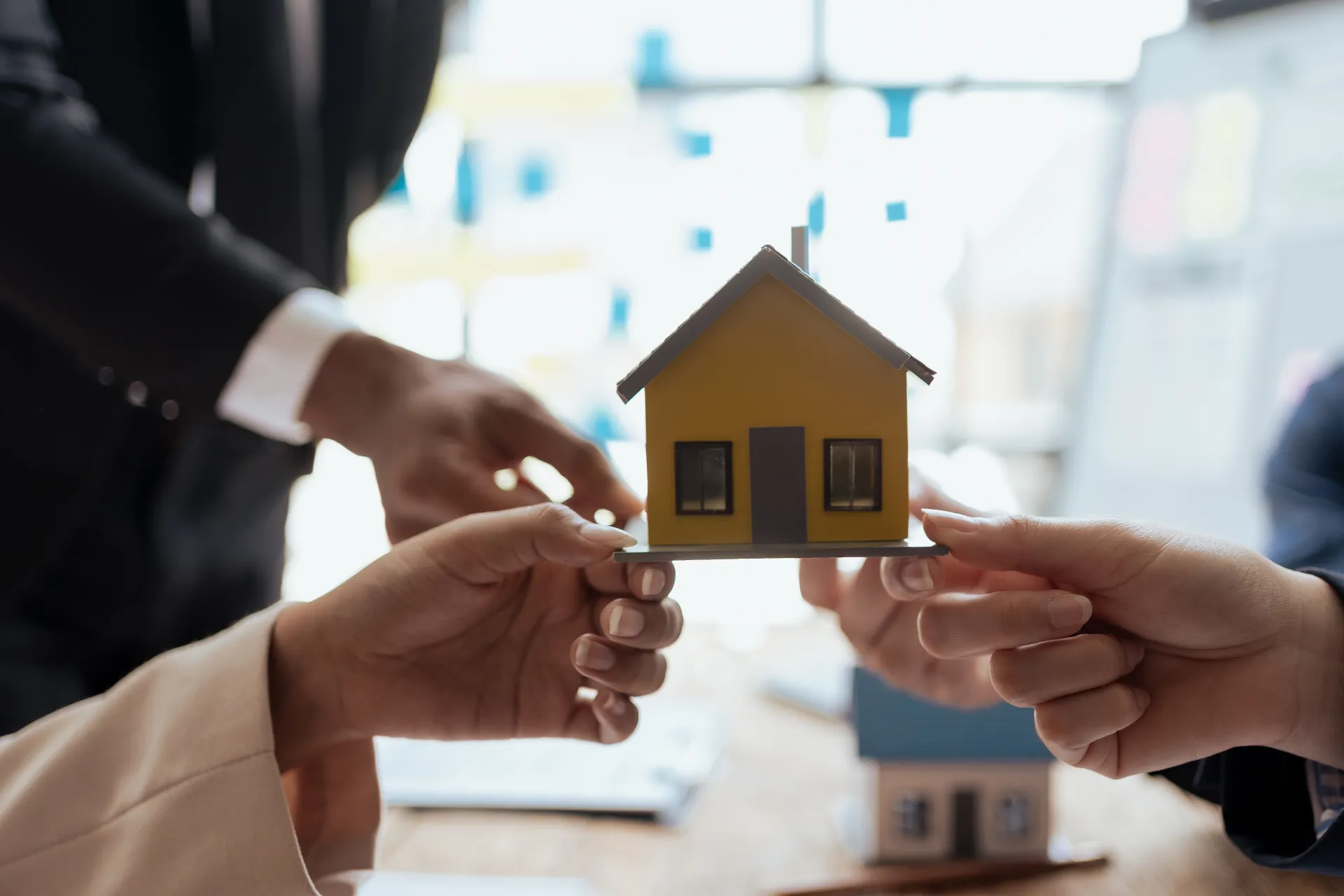 Conseillers immobiliers échangeant avec des clients