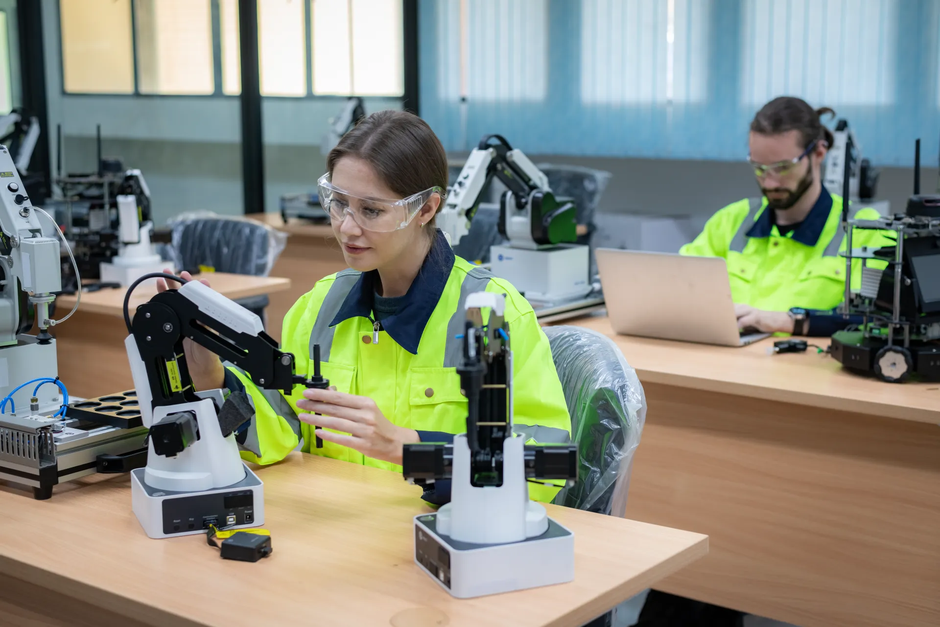 Équipe industrielle et équipement technique pour un site web métier