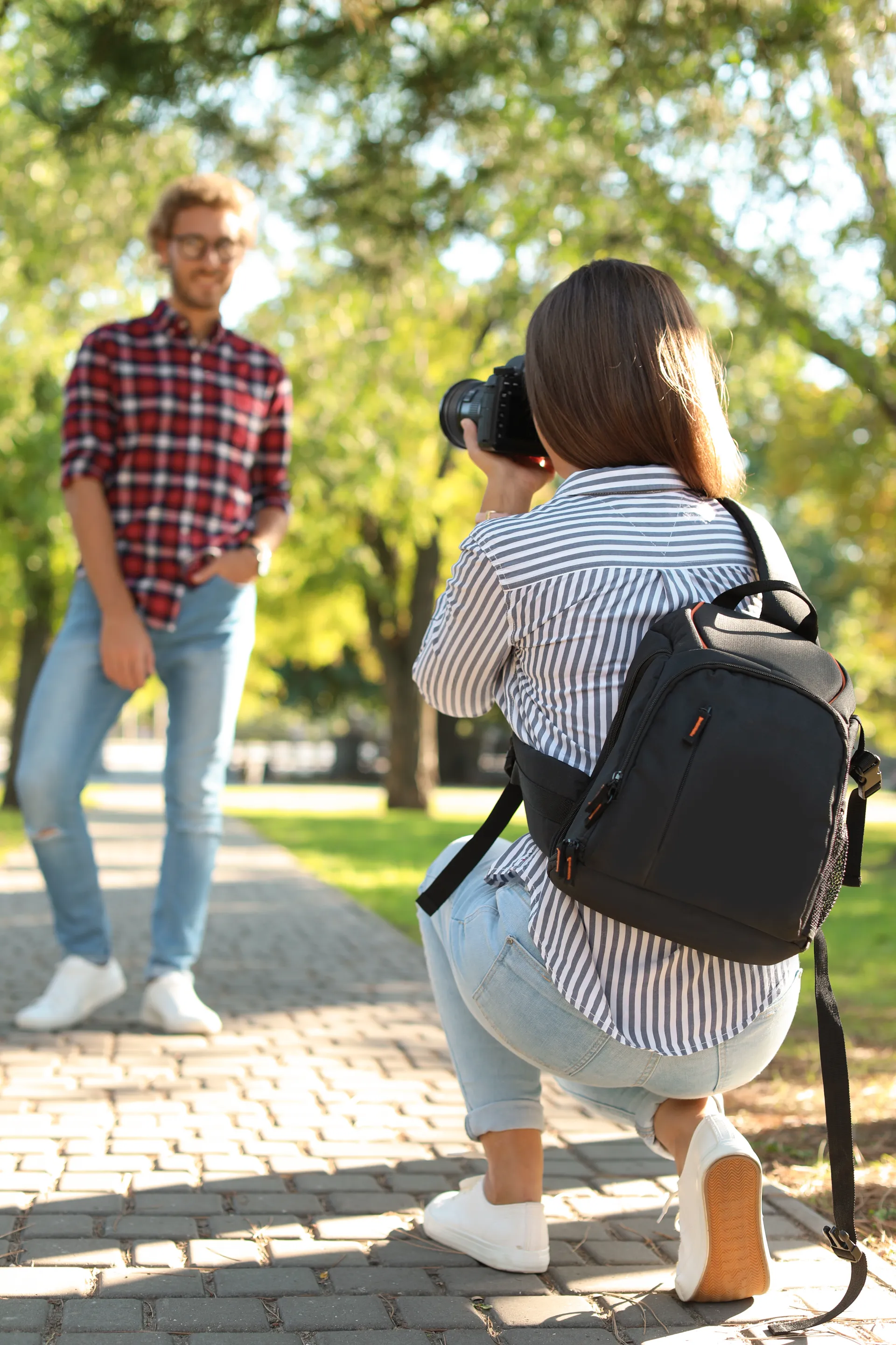 Photographe dirigeant une séance avec un modèle