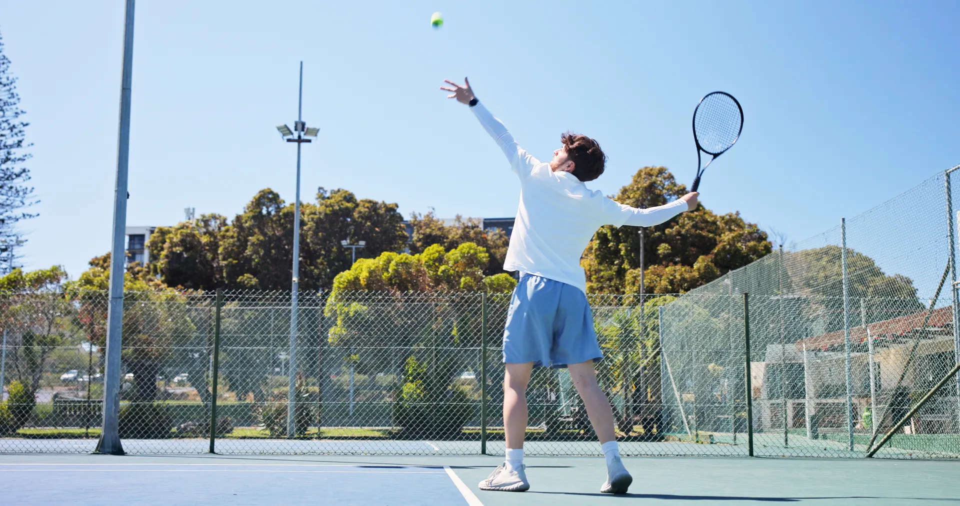Joueur de tennis sur un court