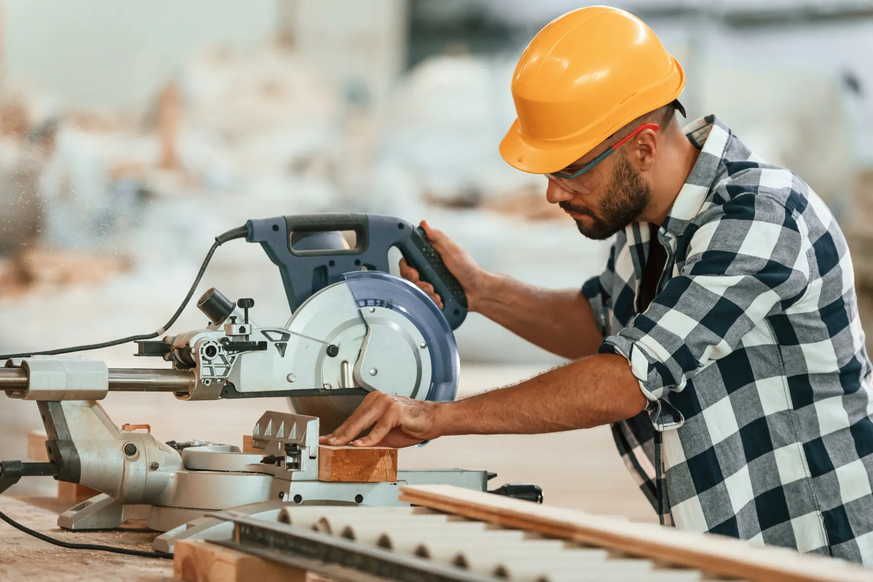 Artisan au travail dans son atelier