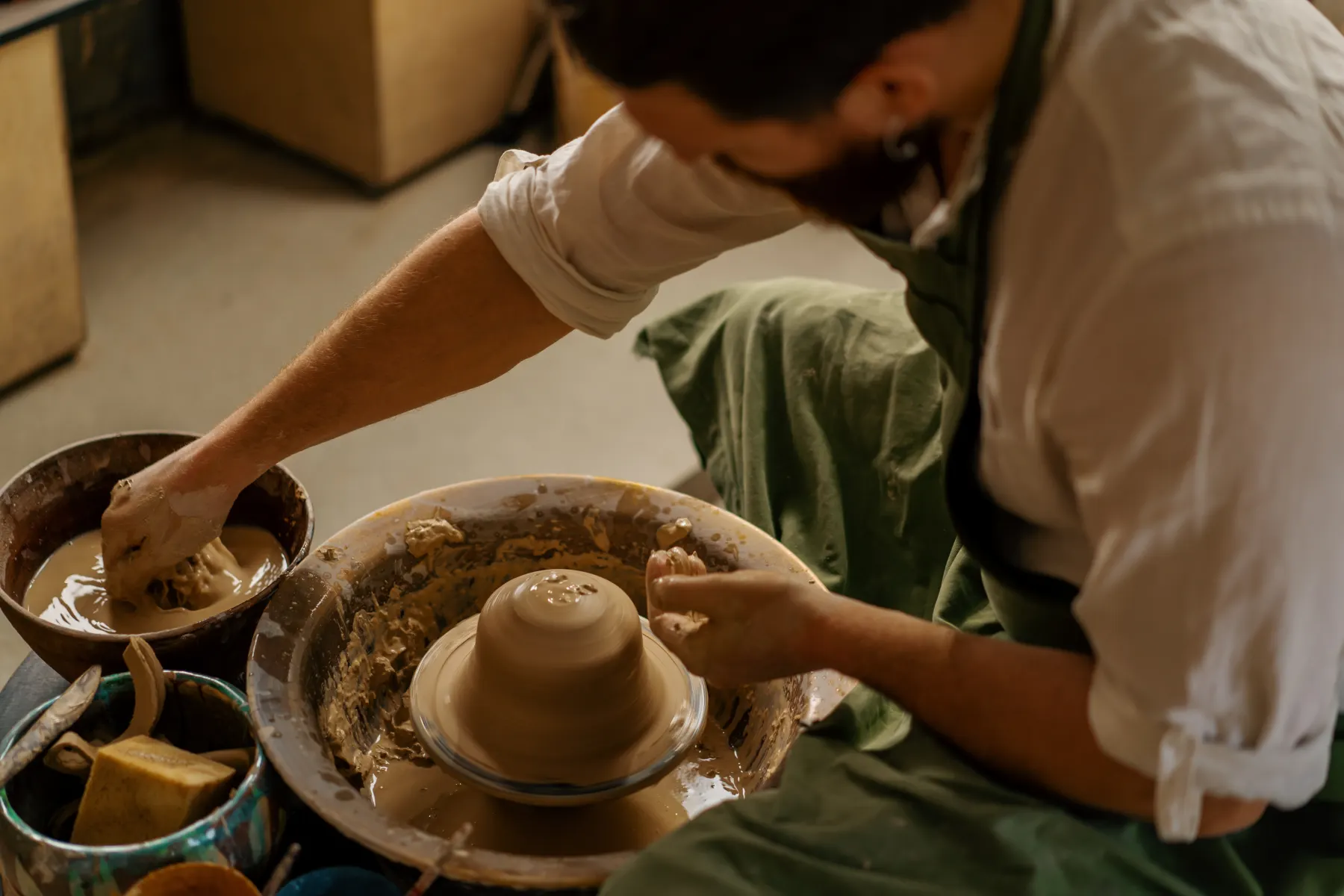 Artisan travaillant dans son atelier