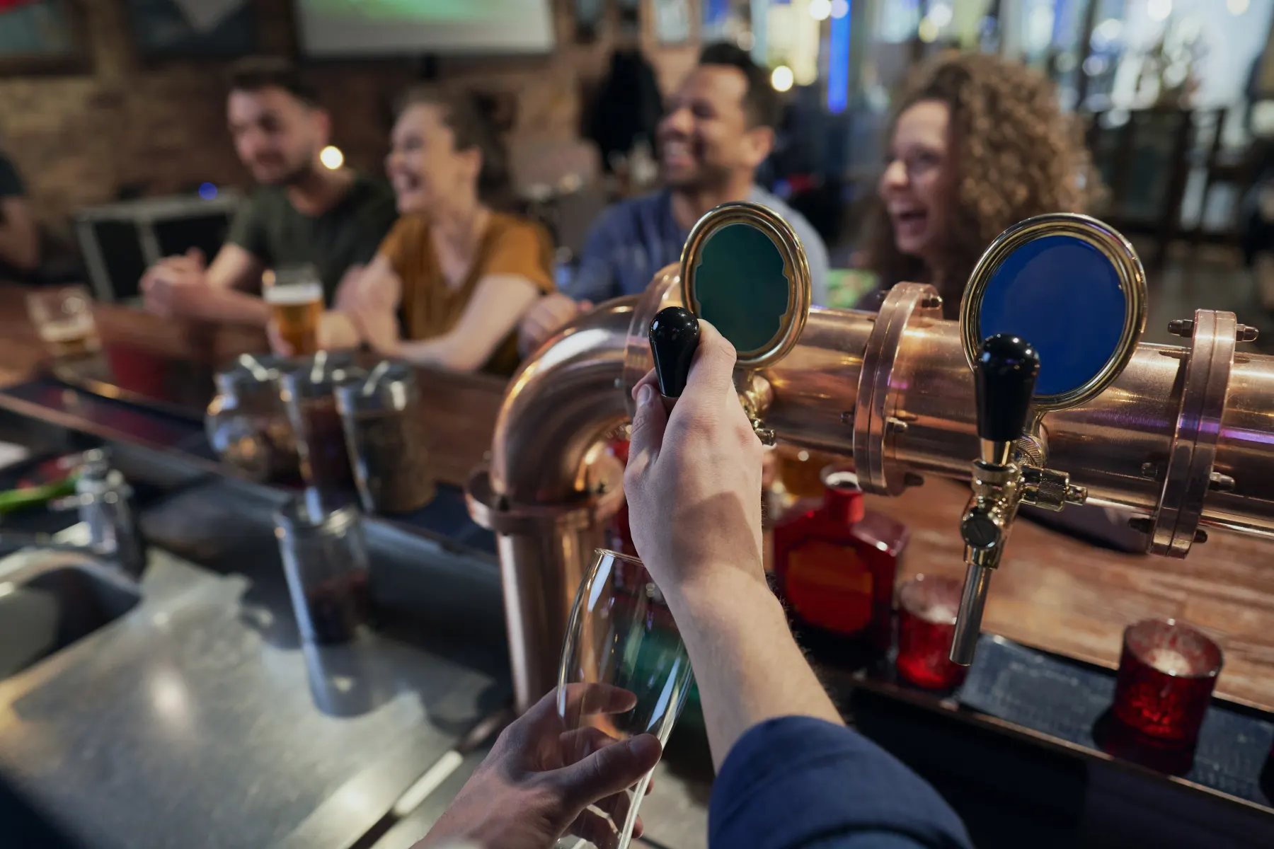 Brasseurs contrôlant les cuves d’une brasserie artisanale