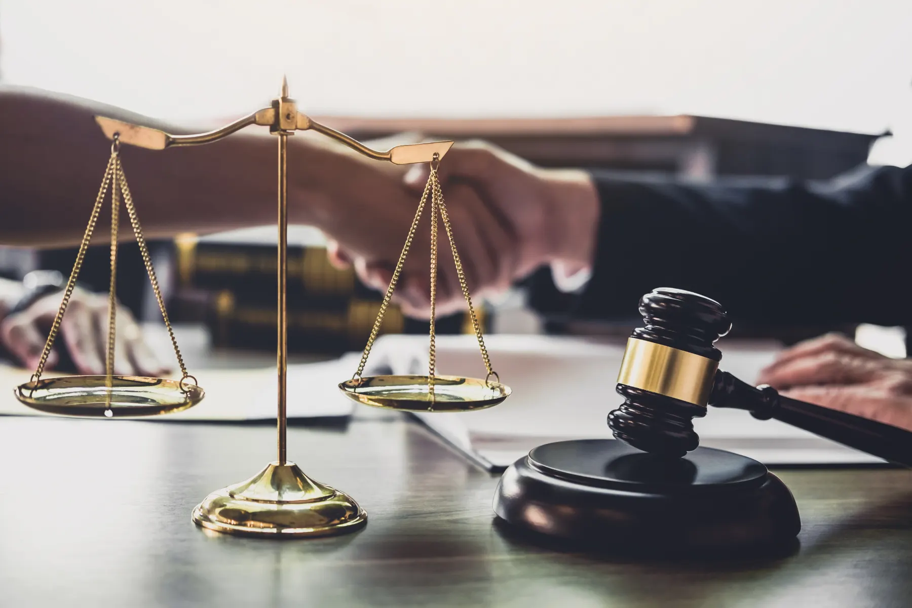 Échange entre un conseiller financier et ses clients