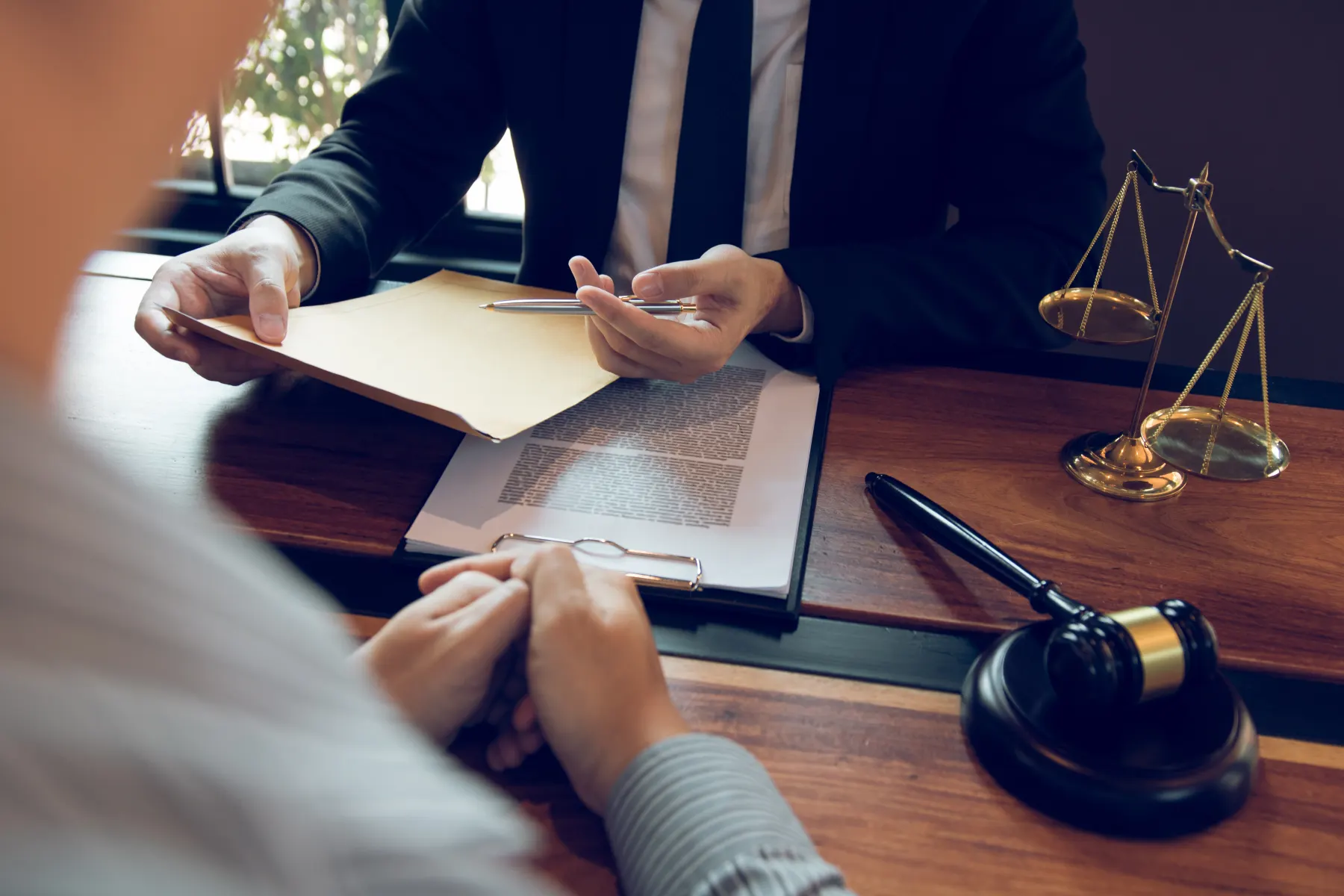 Avocat échangeant avec ses clients dans son cabinet