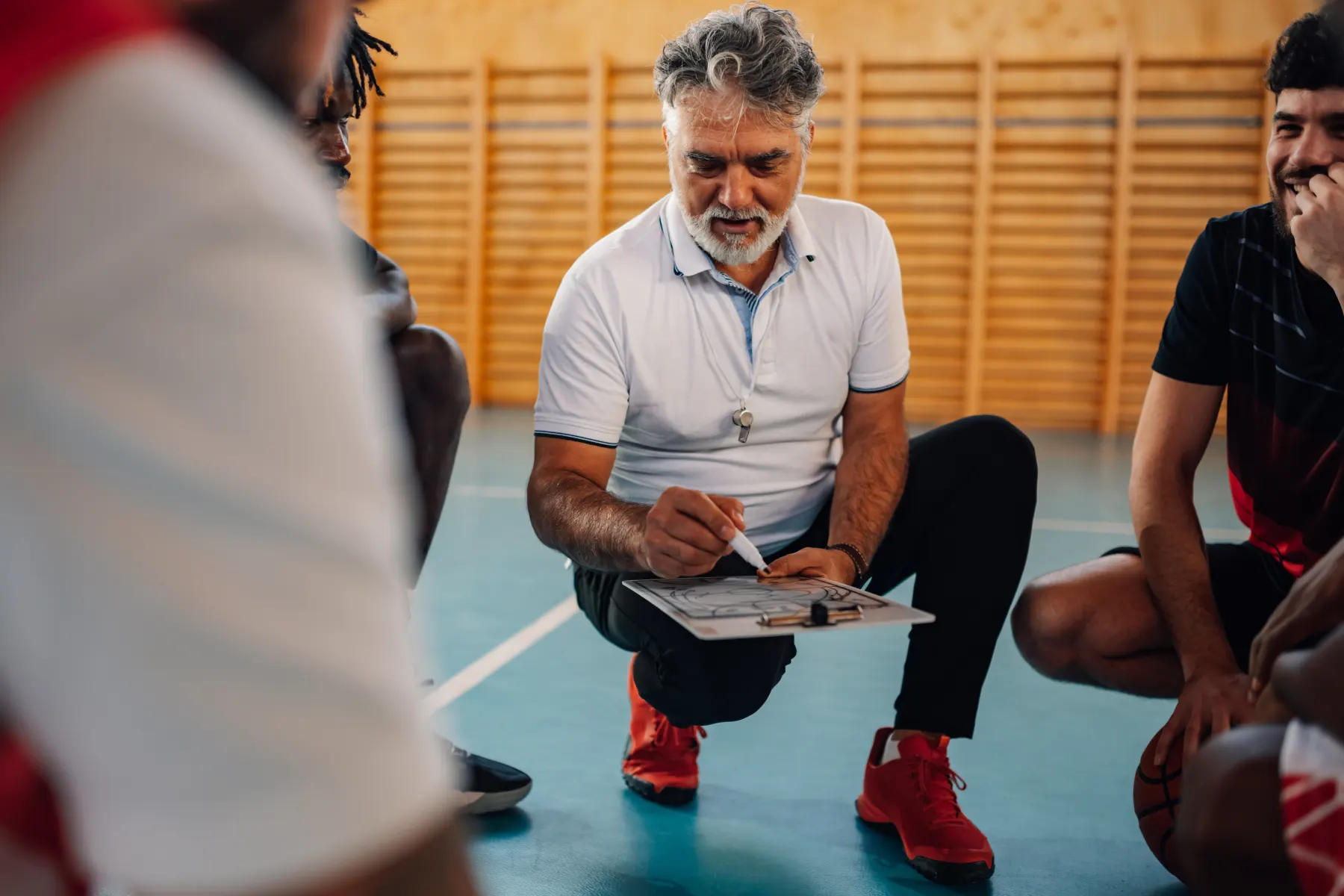 Entraîneur présentant une stratégie à son équipe