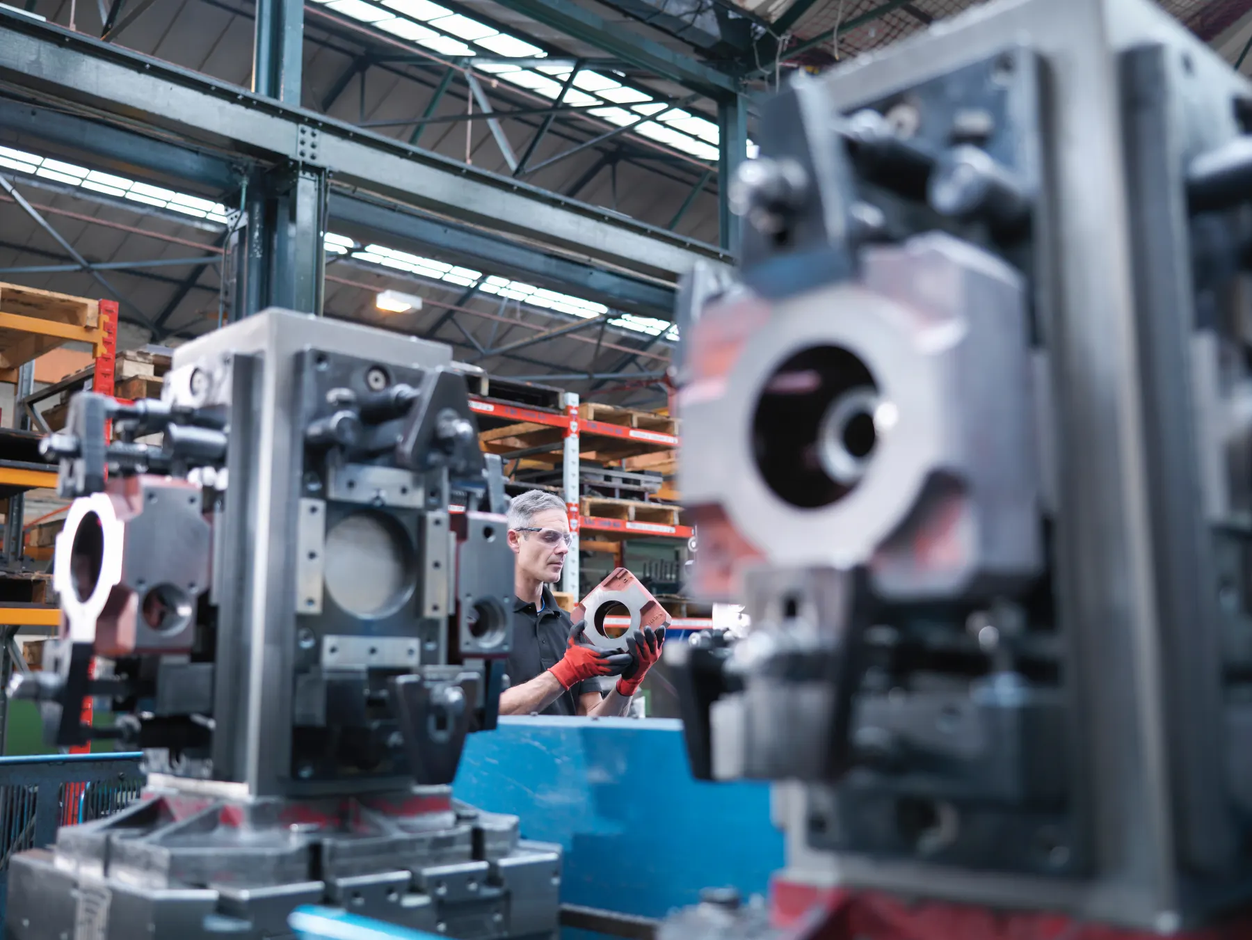 Ingénieure travaillant sur un projet industriel