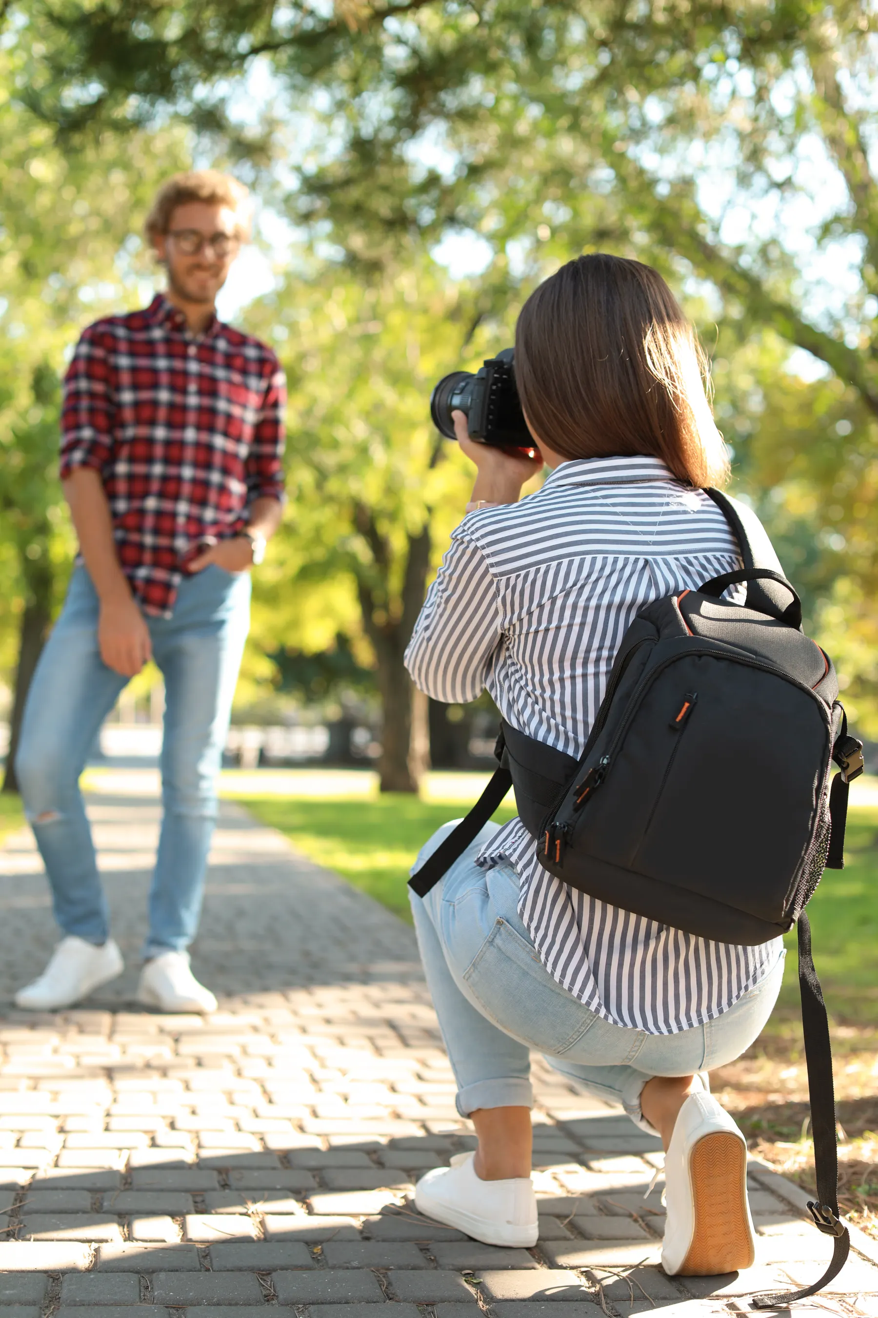 Photographe travaillant avec son appareil dans un studio