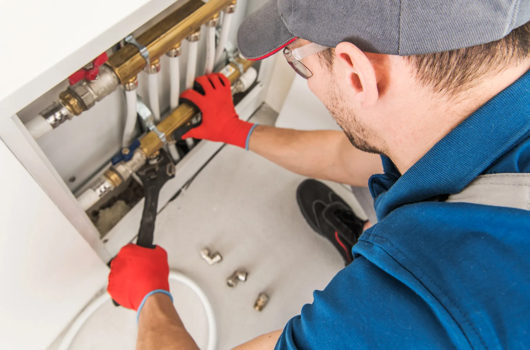 Technicien réglant une installation de pompe à chaleur