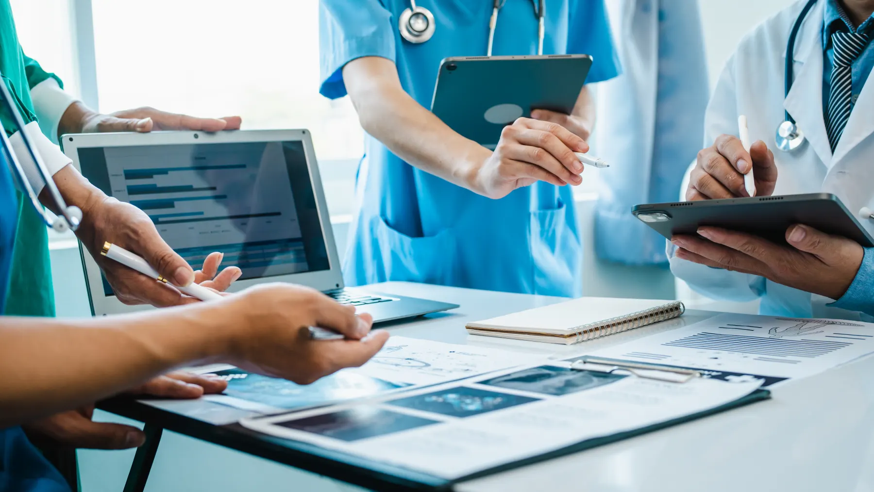 Professionnelle de santé dans son cabinet