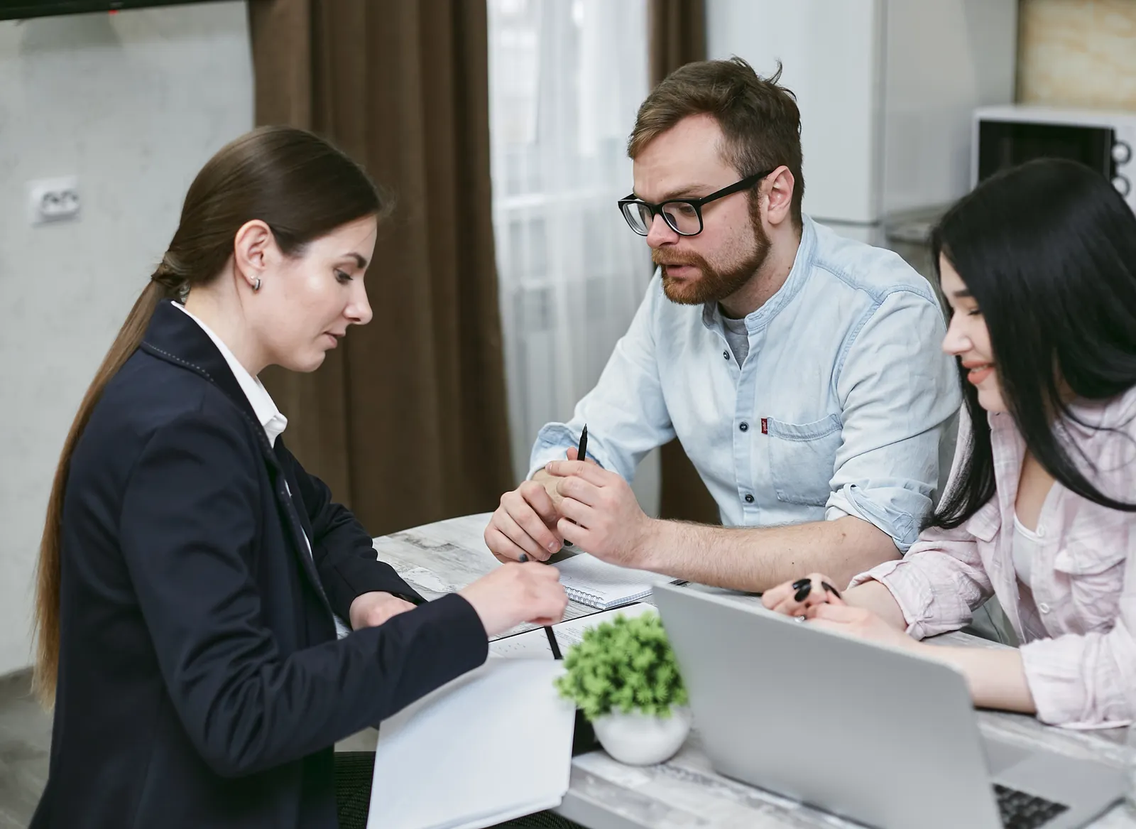 Conseil financier lors d’une réunion avec des clients