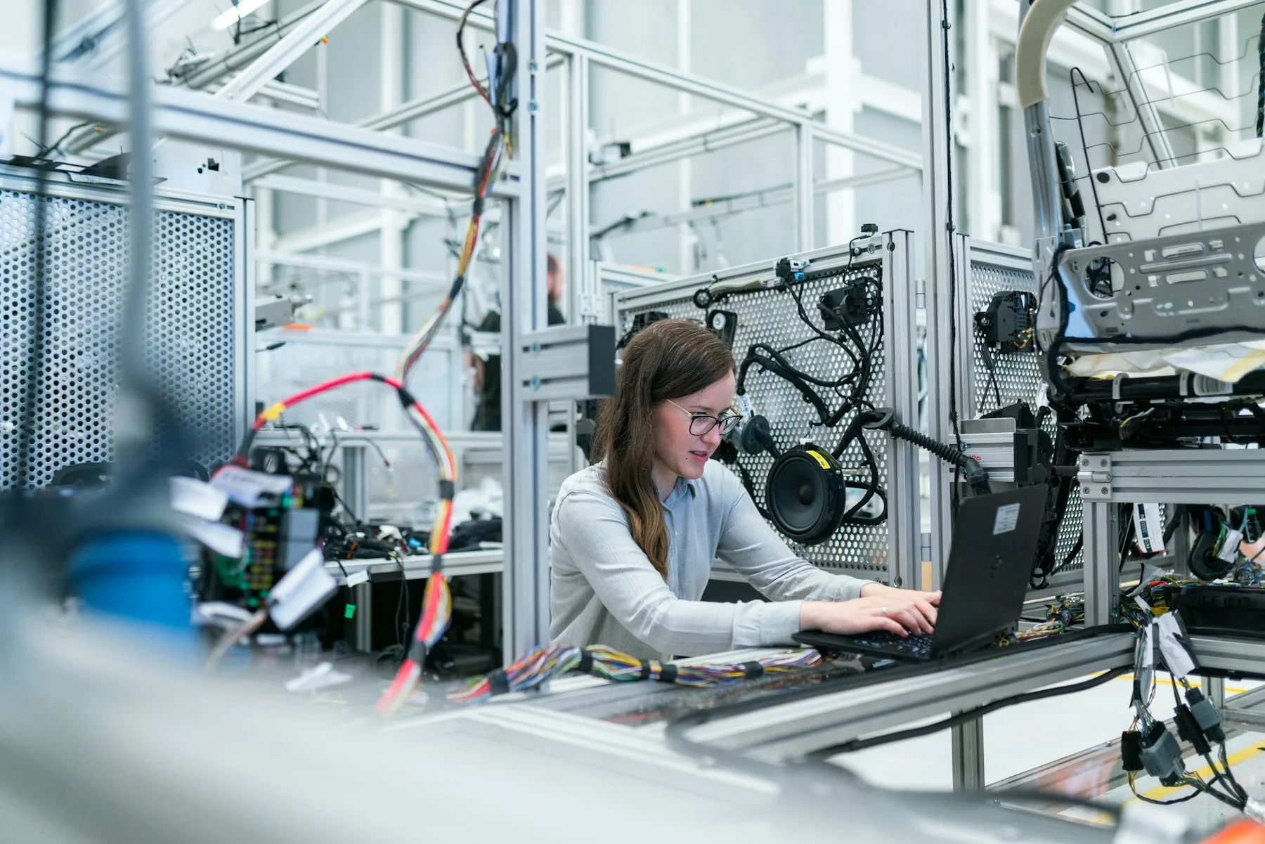 Professionnelle travaillant au sein d’un atelier industriel