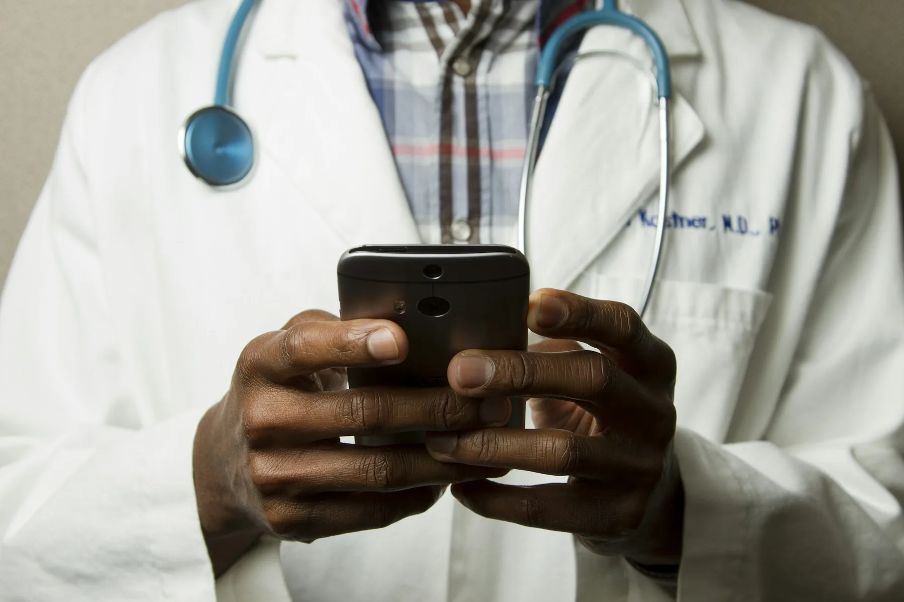 Professionnelle de santé dans son environnement de travail