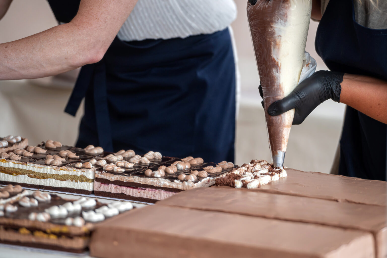Travail de p&acirc;tisserie : pr&eacute;paration et finition de g&acirc;teaux