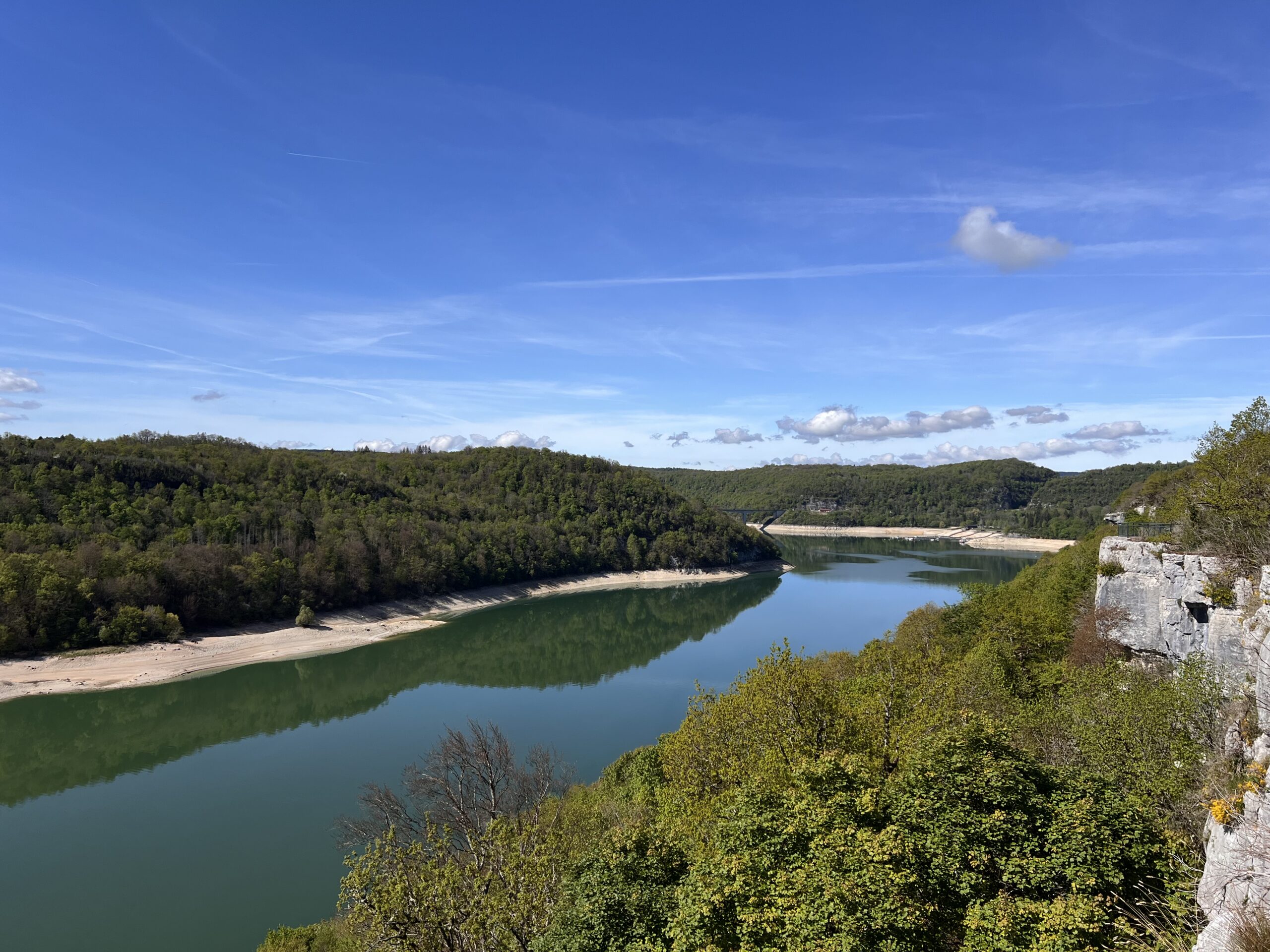 Lac et paysage du Jura